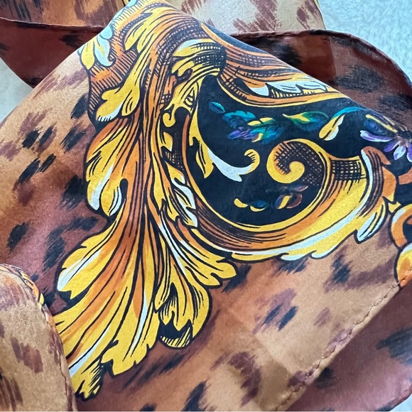 Vintage Silk Scarf / 10" X 55" . - Picture 4 of 4